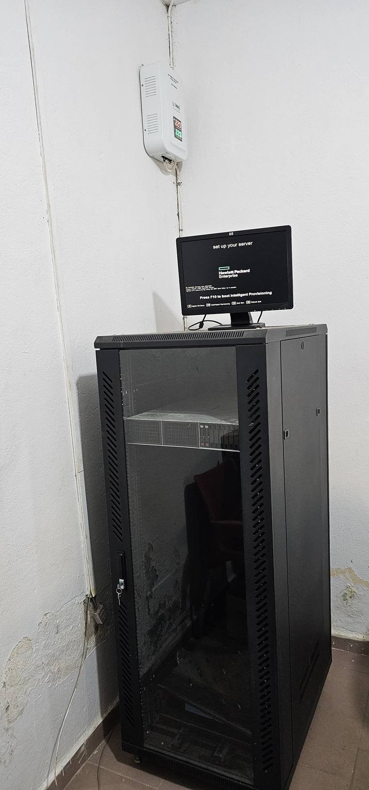 Armoire rack avec serveur Hewlett Packard Enterprise et écran de configuration